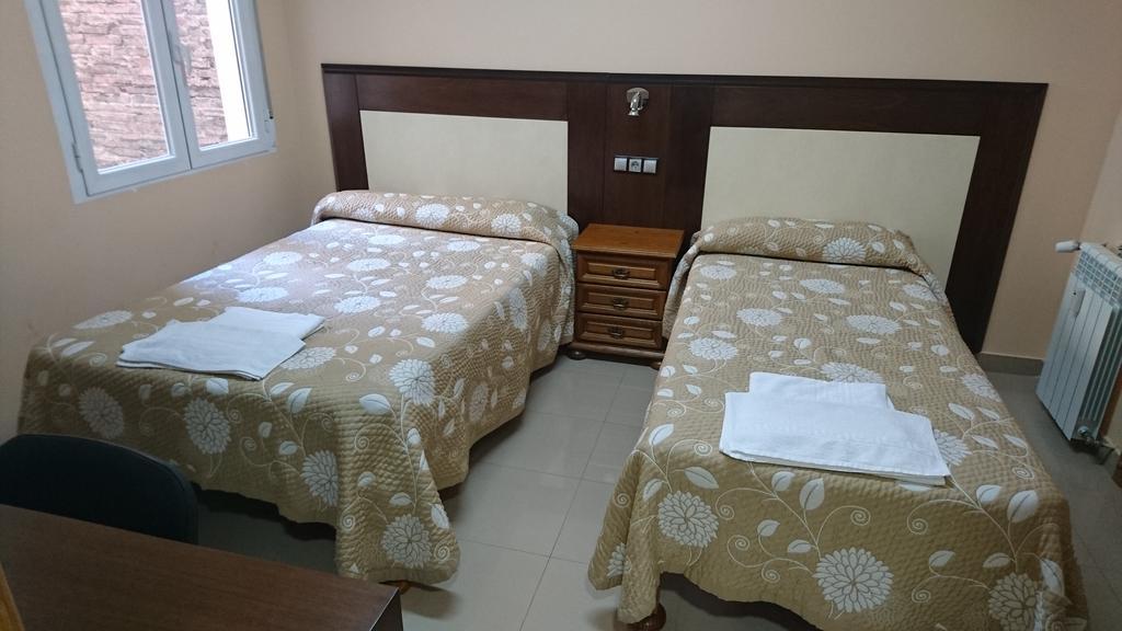 Hostal Retiro Мадрид Номер фото