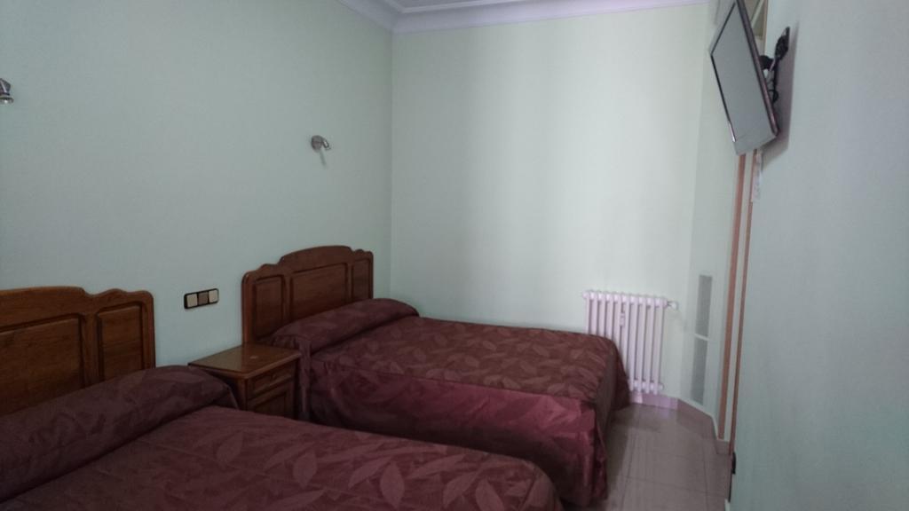 Hostal Retiro Мадрид Номер фото