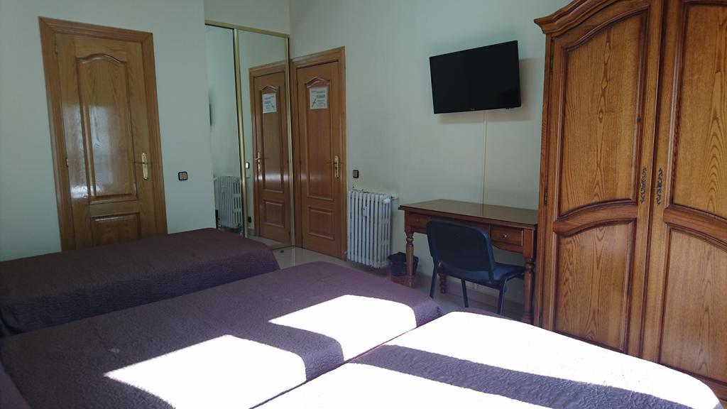 Hostal Retiro Мадрид Номер фото